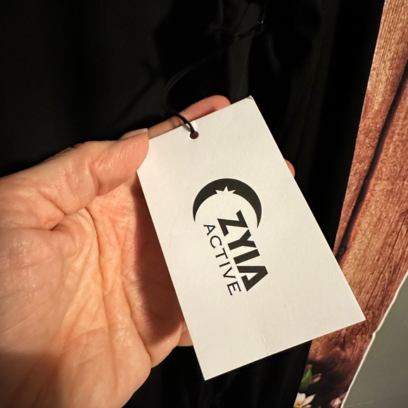 Zyia Women's Black primo Long Sleeve Shirt - Picture 4 of 5